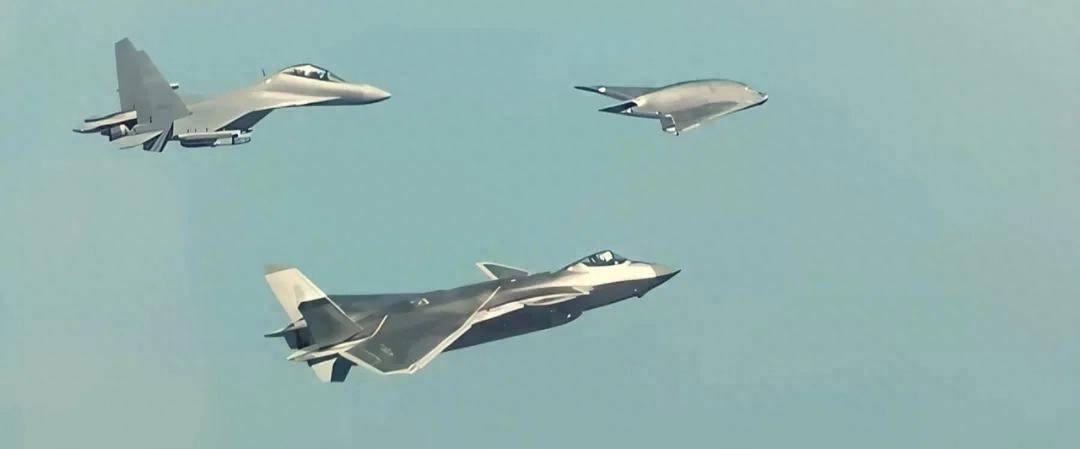 代号“玄龙”！攻击-11官宣服役，与歼-20、歼-16编队飞行