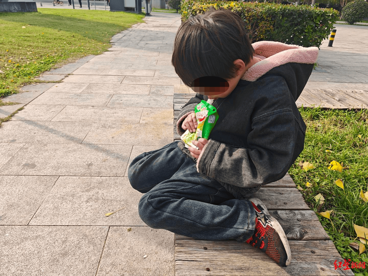 现场走访“女孩寒冬穿拖鞋捡食”一家:还有一个4岁妹妹<strong></p>
<p>泰达币价格</strong>,当地正为两个孩子联系学校|求真
