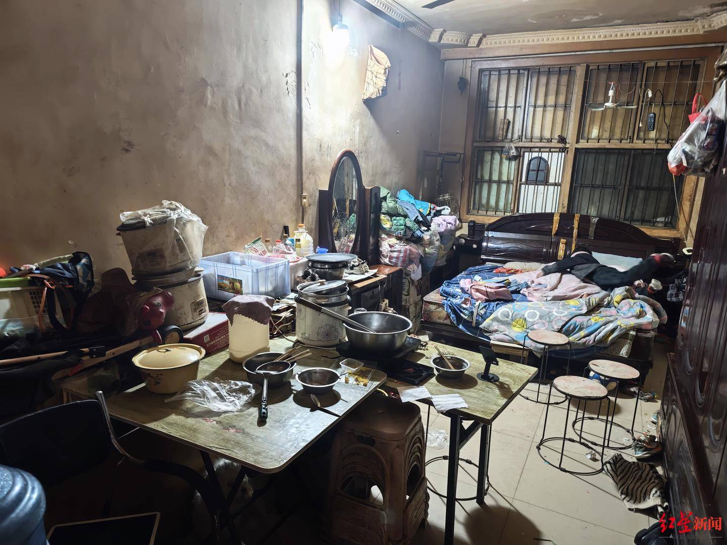 现场走访“女孩寒冬穿拖鞋捡食”一家:还有一个4岁妹妹<strong></p>
<p>泰达币价格</strong>,当地正为两个孩子联系学校|求真