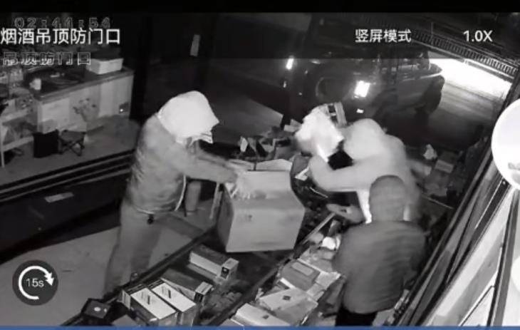 多名男子开越野车撞开烟酒店大门行窃<strong></p>
<p>瑞波币价格</strong>,失主报案称损失超20万元,警方回应