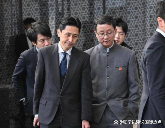 中方双手插兜，日官员连连点头，一言不发离开外交部，这回摊大事