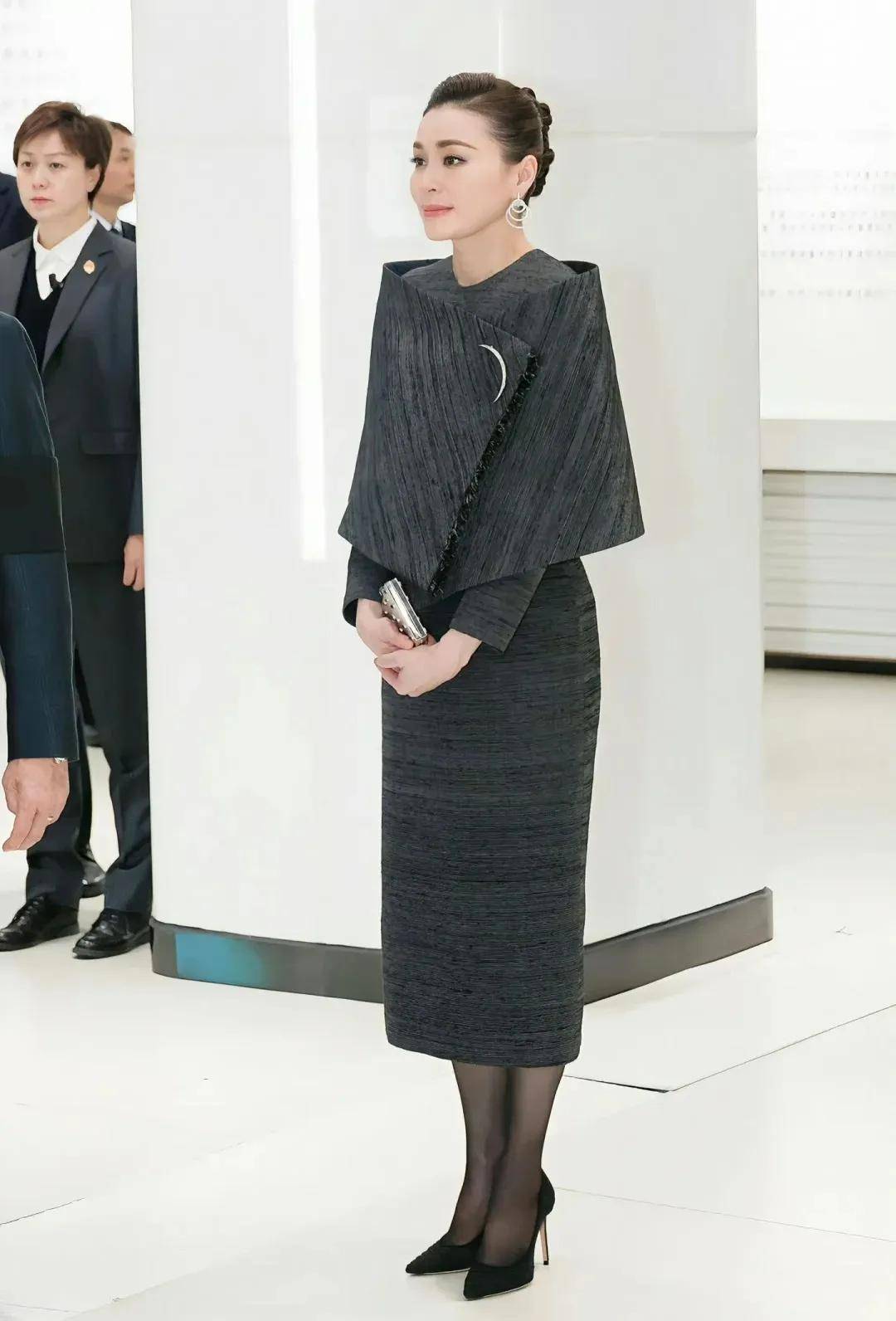 泰国王后访华“穿搭九宫格”出圈<strong></p>
<p>瑞波币价格</strong>，隆重珠宝展现用心诚意