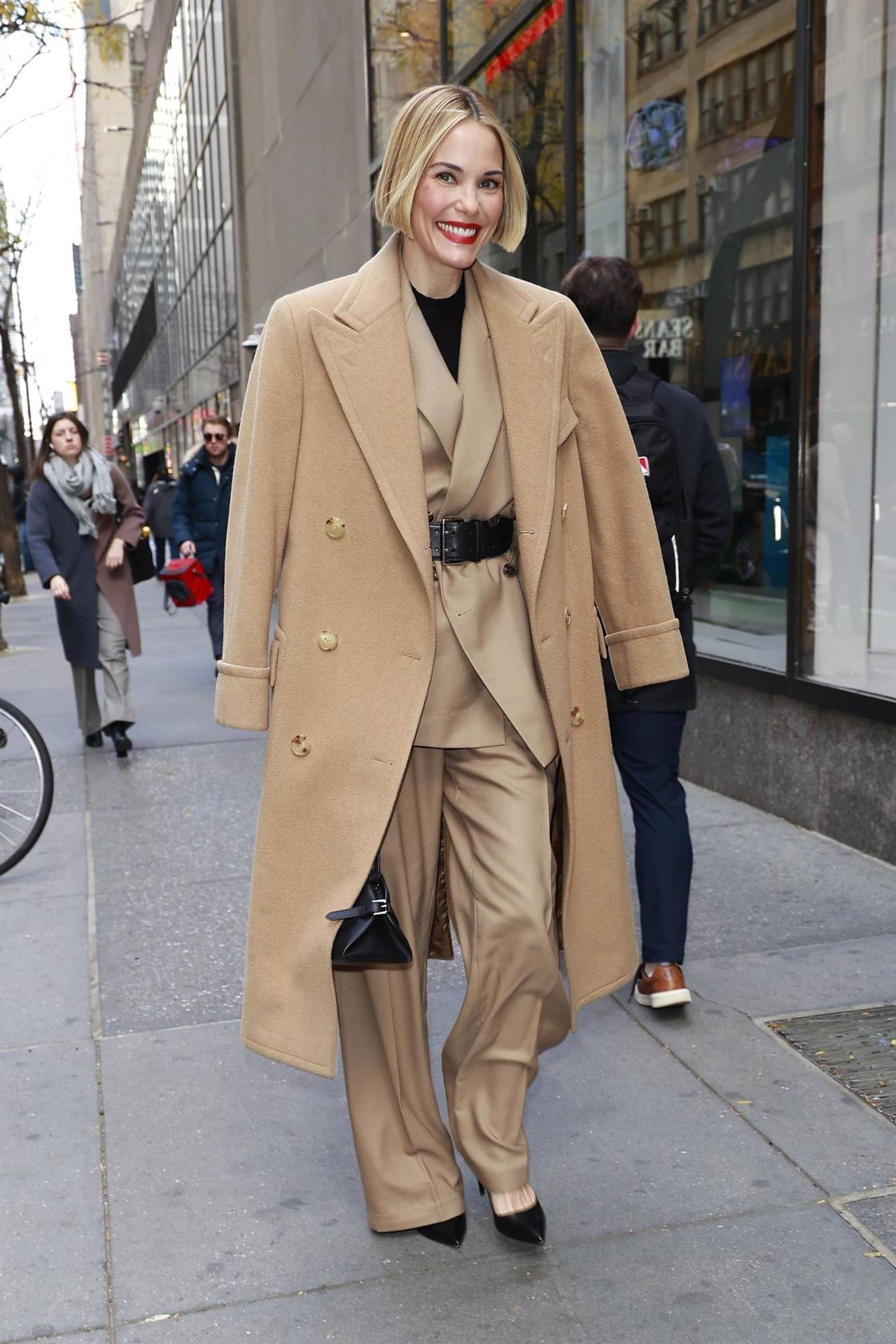 巩俐、梅姨、高圆圆...Power女性冬天少不了一件驼色大衣<strong></p>
<p>币安币价格</strong>！