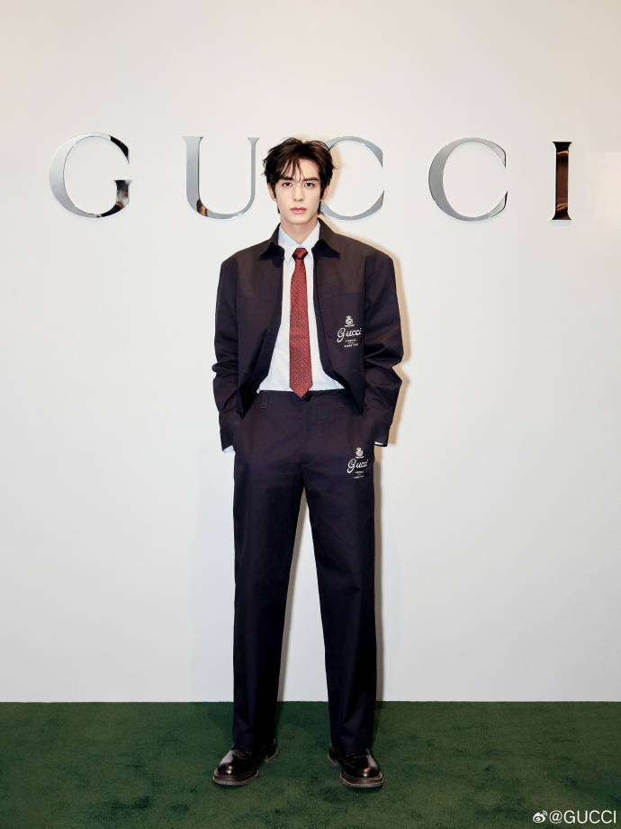 王楚然一席蓝色复古裙惊艳成都<strong></p>
<p>ADA价格</strong>,欧阳娜娜一身LV看展愈加熟女风!