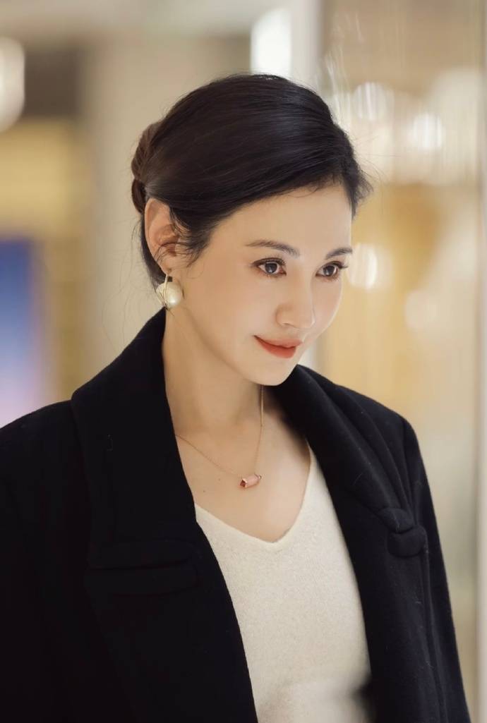 考古|杨雪女儿为妈妈拍站姐图<strong></p>
<p>ADA价格</strong>,颜值重现“江玉燕”,最美反派还是个宝藏女神!
