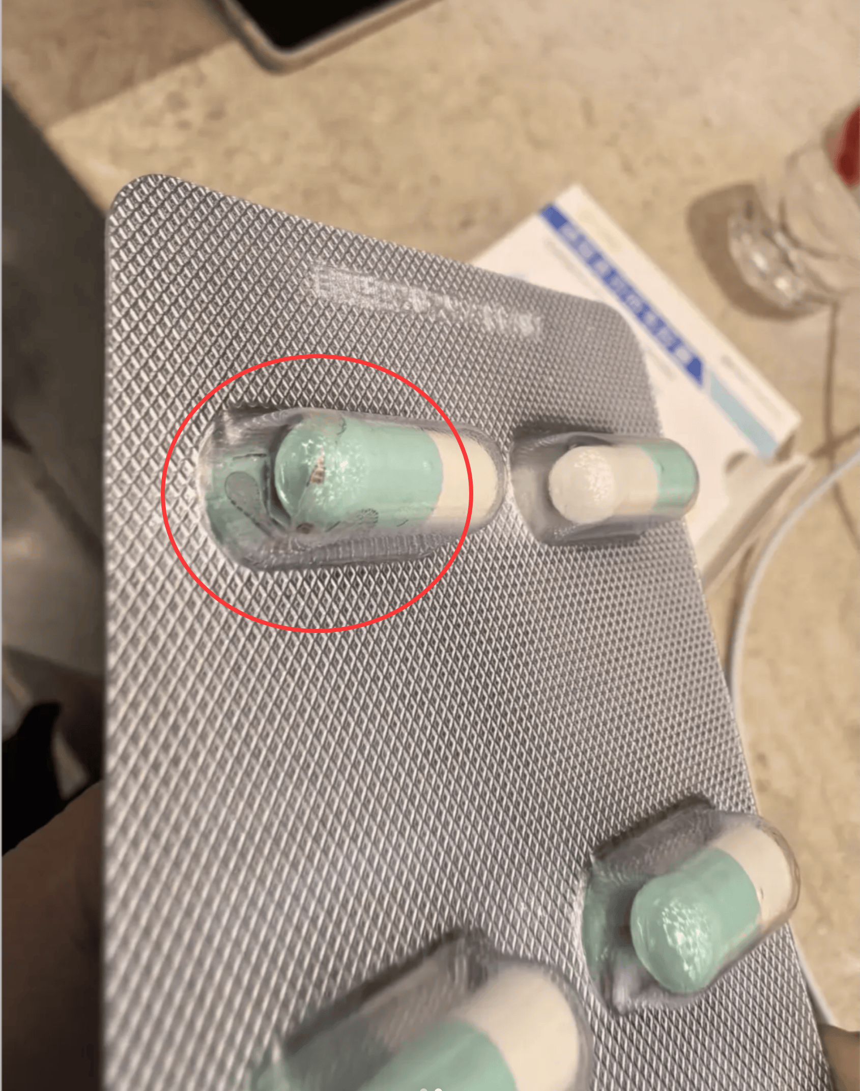 武汉一市民购奥司他韦胶囊<strong></p>
<p>BSV价格</strong>，泡罩内现完整飞虫，药房：属实，已换货