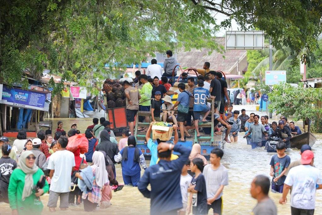 苏门答腊洪灾：千人死亡、毁林恶果、华人自救与亚齐海啸创伤｜907编辑部