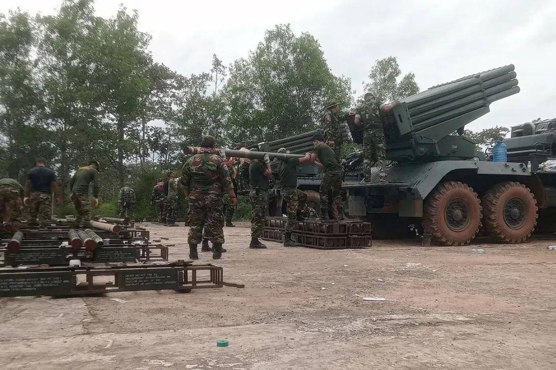 柬埔寨出动PHL-03型300毫米远火<strong></p>
<p>虚拟货币交易</strong>,3发火箭弹准确命中泰军据点?