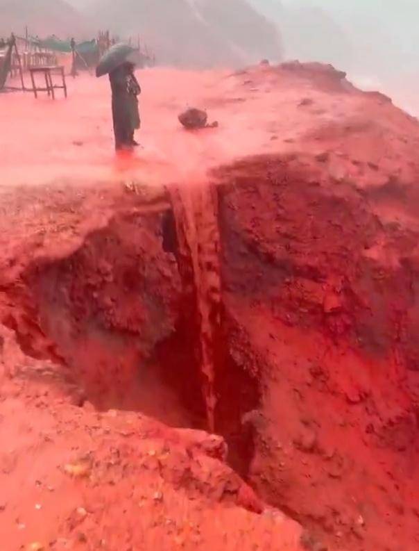 罕见！伊朗霍尔木兹岛遭遇强降雨<strong></p>
<p>虚拟货币平台</strong>，部分海域变成“血色海洋”