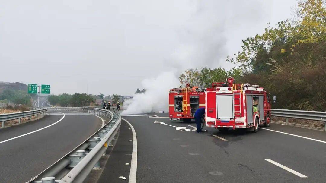 四川高速上一汽车突发自燃！车内两人闻到异味后果断弃车<strong></p>
<p>虚拟货币平台</strong>，成功逃生