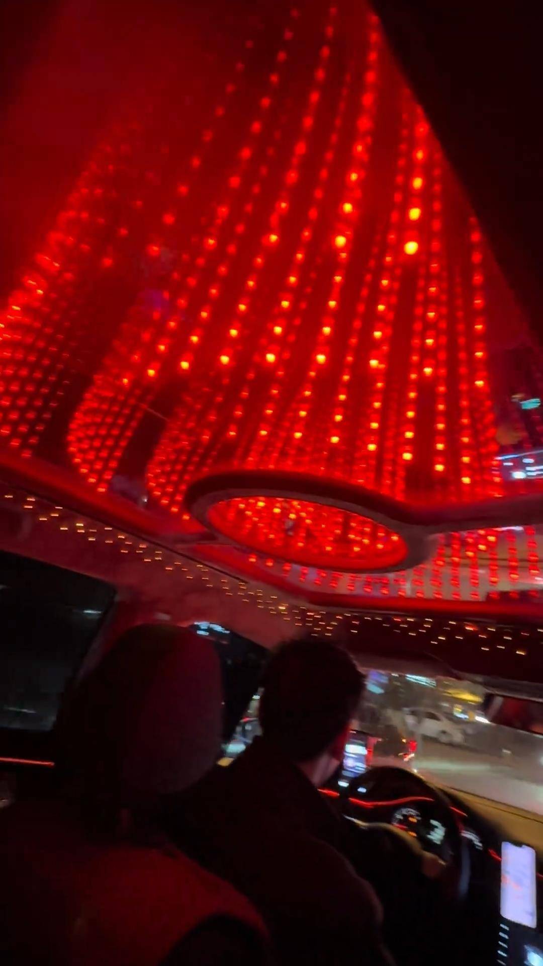 长春一女子打车遇“最炫出租车”<strong></p>
<p>数字虚拟货币</strong>，车顶被改装为绚丽星空顶，网友：打车竟然打到了移动KTV