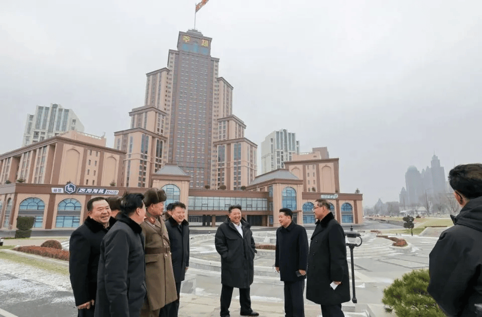 朝鲜“万套住宅”震撼亮相，金正恩莅临现场指导感叹：潮流之作
