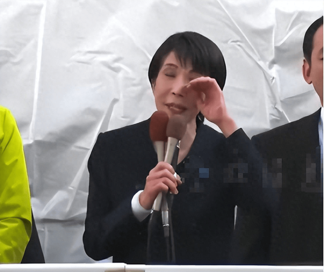 刚说完不缺中国稀土，高市早苗当众就哭了，她远没嘴上那么坚强