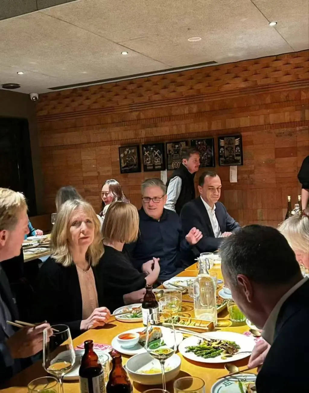 英国首相斯塔默抵达上海<strong></p>
<p>虚拟货币交易所</strong>，在参观豫园时体验了沪上名点蝴蝶酥