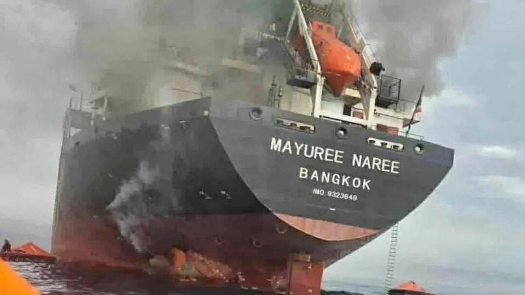 泰国海军：一艘悬挂泰国国旗的货船在霍尔木兹海峡遭炮火袭击受损 现场画面曝光