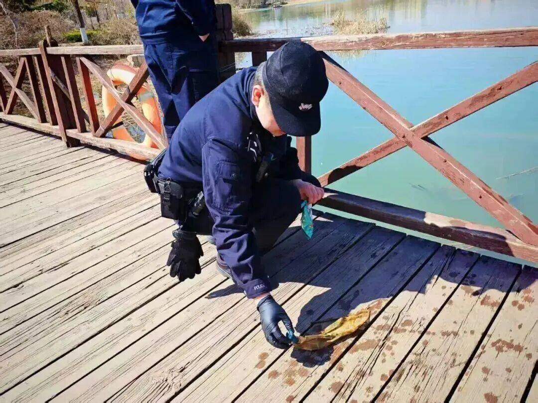 在公园游玩发现子弹<strong></p>
<p>虚拟货币矿机</strong>,果断报警!淄博这两名小学生,真棒!